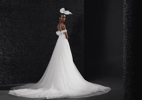 Vera Wang Tries On Every Wedding Dress She Designs 